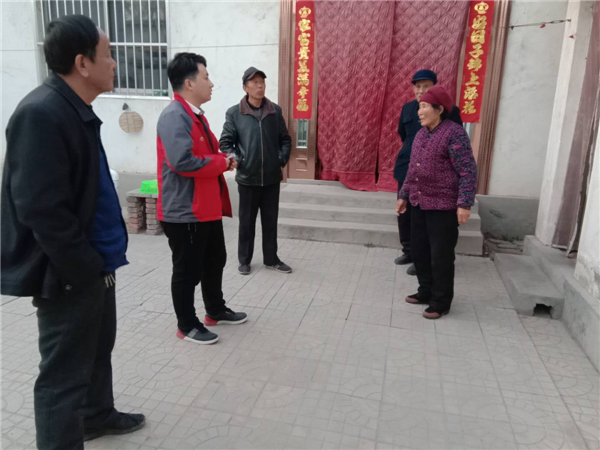 李旭（左二）深入贫困户家中了解生活情况.png